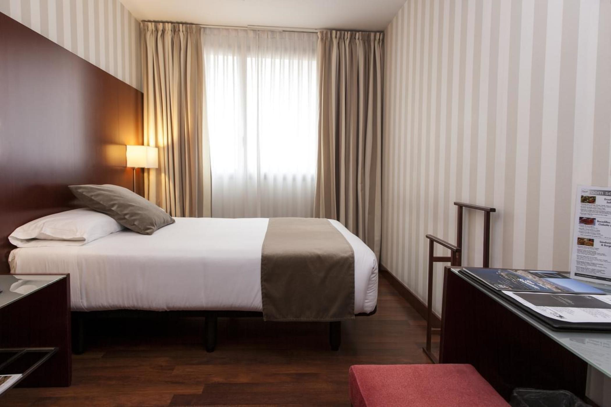 Zenit Borrell Hotel Barcelona Ngoại thất bức ảnh
