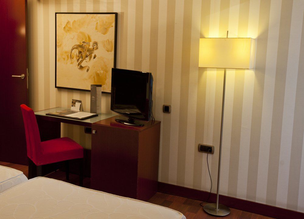 Zenit Borrell Hotel Barcelona Ngoại thất bức ảnh